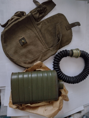 Laatikon pohjia militariaa