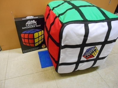 RUBIK´S CUBE PUHALLETTAVA ISTUIN	(208)	40cm x 40cm