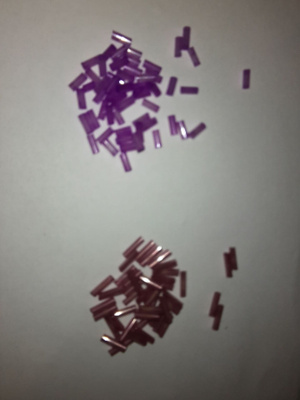 Tumma malva ja violetti putkihelmi