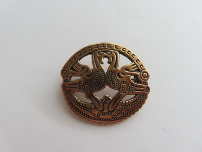 Kalevala Koru - Kuhmoisten kukot rintakoru, pronssi