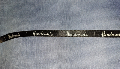 Musta satiininauha handmade tekstillä