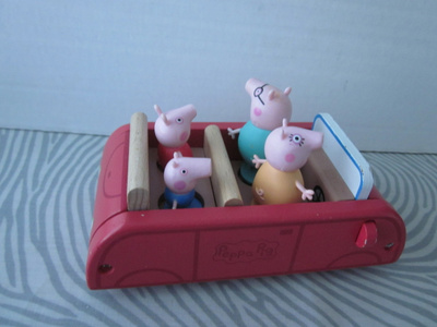 Pipsa Possu puuauto + figuurit, 4 kpl