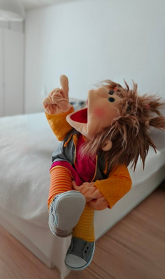 Opetuskäyttöön sovelias käsinukke (Living Puppet) 65 cm