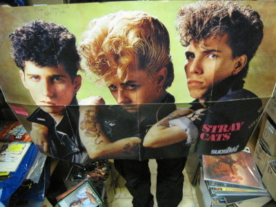STRAY CATS JULISTE KAIKKIEN KOLMELLA NIMMARI