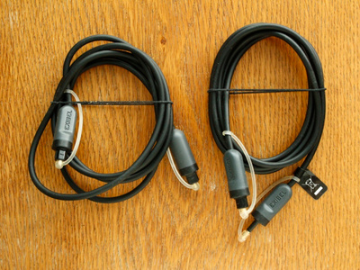 Kaksi optista kaapelia Toslink Exibel