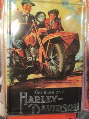 Peltikyltti Harley-Davidson sivuvaunulla