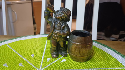Kupariesine olutta juova ukko ja tynnyri