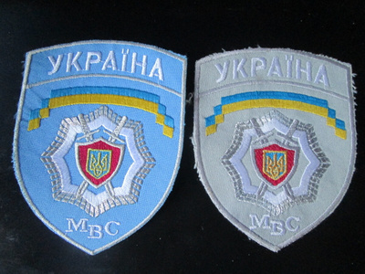 Ukraina: kaksi hihamerkkiä