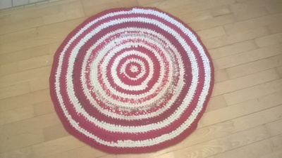 Virkattu matto matonkuteista, halkaisija noin 87 cm