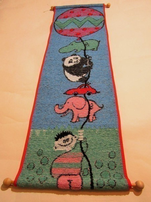 Retro lastenhuoneen kuvakudos Ihme ja kumma 140 cm x 40 cm
