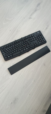Näppäimistö + rannetuki + hiirimatto rannetuella
