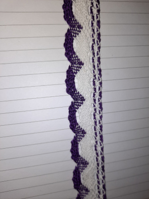 Valkoinen violetti reunapitsi noin 475cm