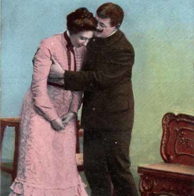 RAKKAUS / Miehen kädet naisen uumalla salongissa. 1900-l.