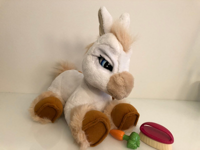 Toffee the Pony valkoinen interaktiivinen lemmikki 36 cm