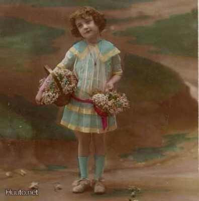 LAPSI / Pieni tytön tyllerö ja korit täynnä kukkia. 1900-l.