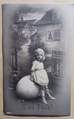 Pikkuleidi nojaa jättimäiseen munaan, pajunkissoja, k-k 1928