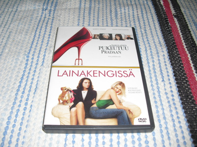PAHOLAINEN PUKEUTUU PRADAAN + LAINAKENGISSÄ (tuplaboksi)***