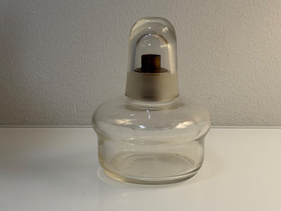Kaunis pieni vintage-öljylamppu