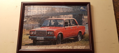 Lada 2105 palapeli lasikehyksessä.