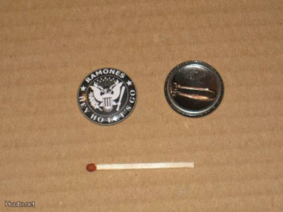 the Ramones rintanappi 1" musta b5