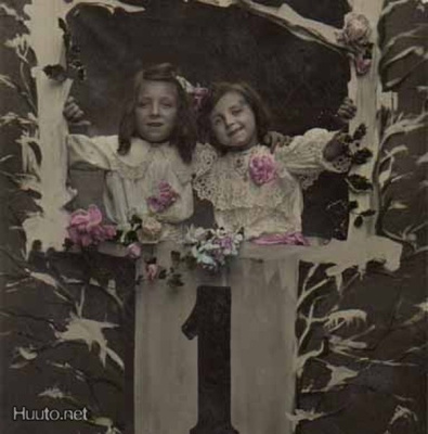 LAPSI / Hymyilevät pienet tytöt kaulakkain. 1900-l.