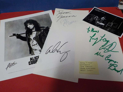 ALICE COOPER NELJÄ NIMIKIRJOITUSTA