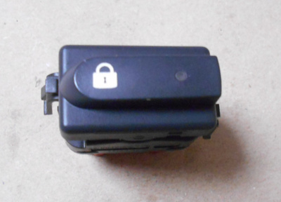 Keskuslukituksen katkaisin Renault 2648803. Clio II,