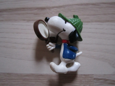 Snoopy -muovifiguuri salapoliisi