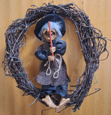 Ovikranssi jossa istuu noita-akka pääsiäinen Halloween