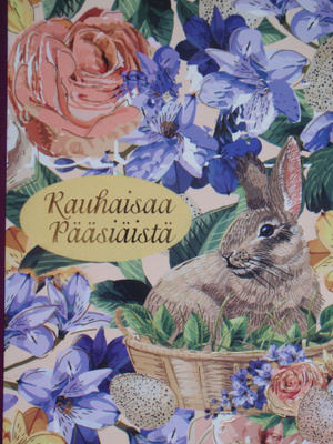 Pupu korissa kukkien keskellä