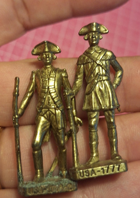 Kinder metallihahmo