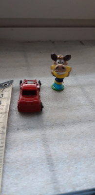 Disney figuureja ja pienoismalli auto