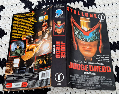 Judge Dredd - Tuomari - VHS-kansipaperi (Suomijulkaisu)