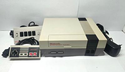 NES konsoli + ohjain + Four Score [1]