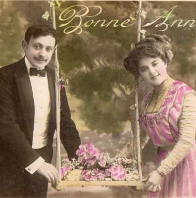RAKKAUS / Romanttinen pari, riippukeinu ja kukkia. 1900-l.
