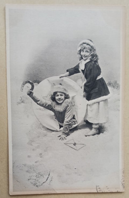 Pikkuleidit lumessa - hevosenkenkä löytyi! p. 1911