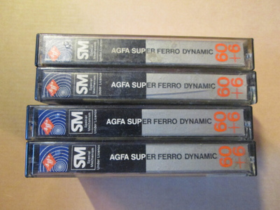 neljä Agfa Super Ferro Dynamic 60+6 c-kasettia