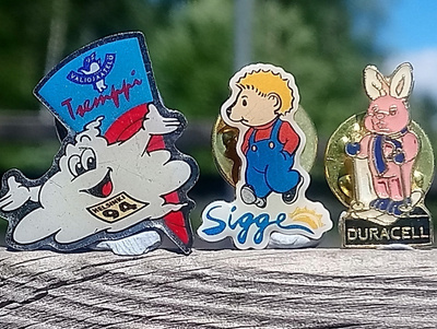 Kolme pinssiä.