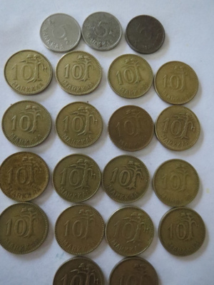 Kolikkoerä: kolme 5 mk ja 18 kpl 10 mk