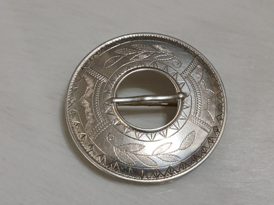 1927vHopea Pyhäjärven kansallispukuun paljinsolki