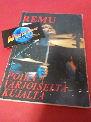 REMU - POIKA VARJOISETA KUJALTA KIRJA NIMMARILLA