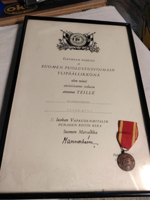 2 luokan vapaudenmitalli pun. ris. + myöntökirja