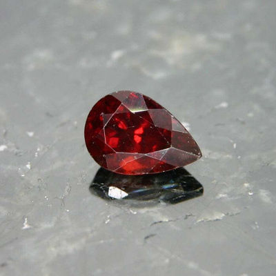 Tripliitti 4.26 ct saturoitunut kyyhkysen veren "punainen"