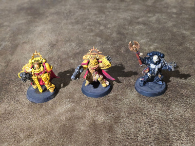 3 kpl maalattuja Warhammer-figuureja