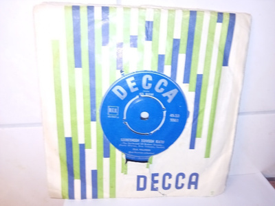 7" single Eila Pellinen : Vieras /  Särkyneen toiveen katu