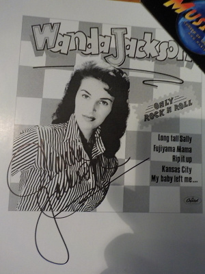 WANDA JACKSON KUVA NIMMARILLA