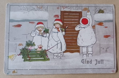Lapset tuomassa kelkalla havuja ja lahjoja, k. k-k