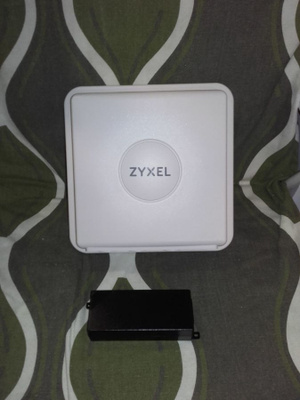 Edullinen toimiva 4G Zyxel LTE7460-M608 ja virtalähde