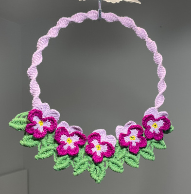 Kranssi/makramee 4 - Punasävyiset orvokit - 33 x 32 cm