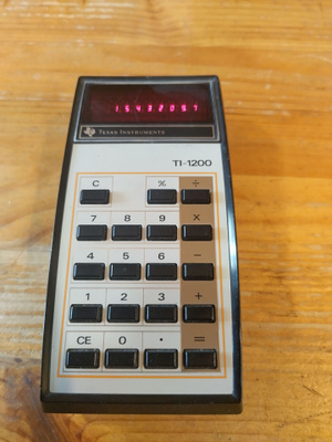 TI - 1200 laskin.